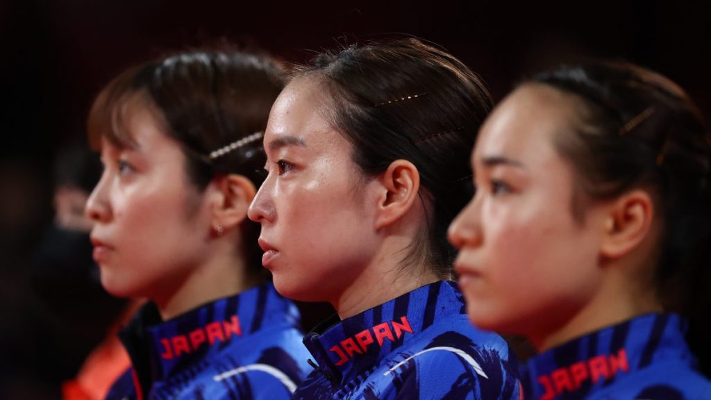 日本女子、表彰式は笑顔の銀メダル 銅メダルは中国香港に 団体決勝・3位決定戦結果 東京2020オリンピック卓球