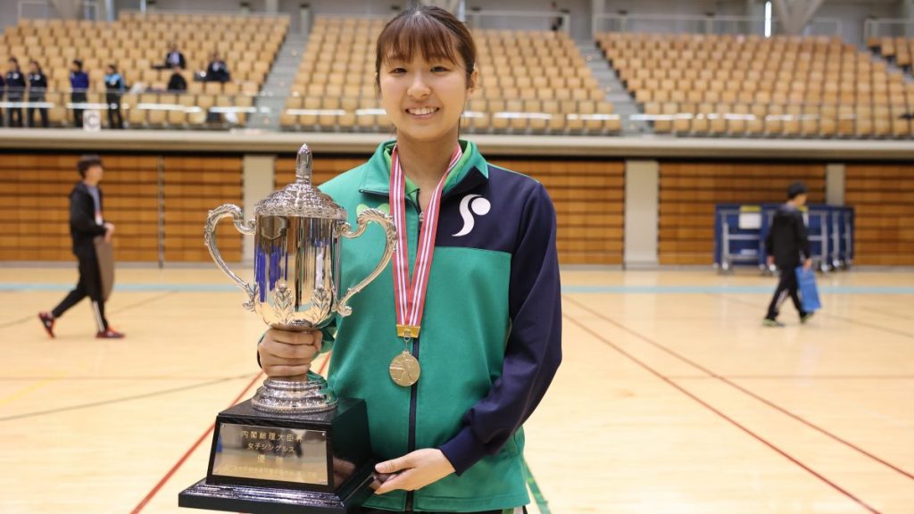 朝日大の岡野俊介と専修大の出澤杏佳が新学生チャンピオンに 2023卓球全日学 シングルス